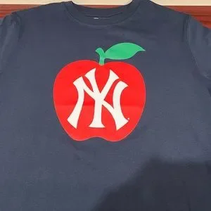 【New Era】 ★ MLB New York Yankees Big Apple T-shirt ★ NY APPLE | T-shirt (Grey)